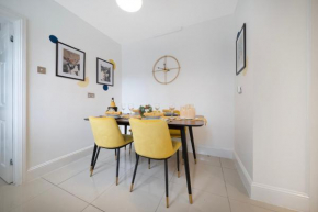 Lovely little house, free on street parking, Smart TV, WiFi